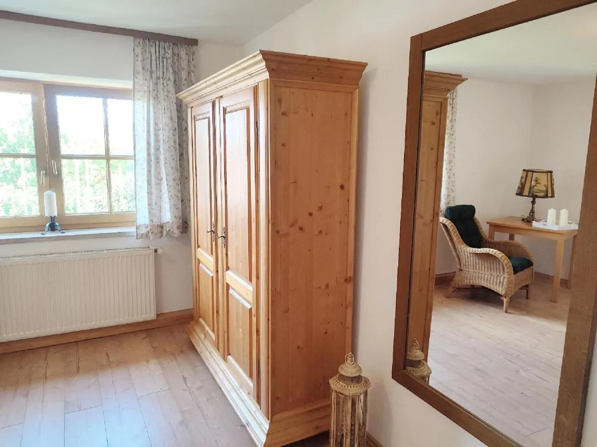 Apartment Ferienwohnung Zur Alten Schmiede Arrach Germany